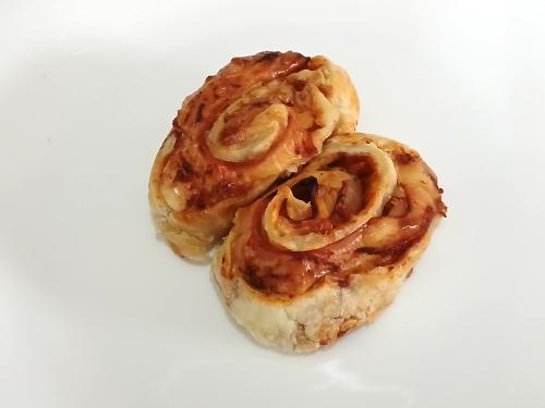 Jak uvařit pražské pizza šneky z listového těsta? Snadné recept, připravený za 30 - 45 minut